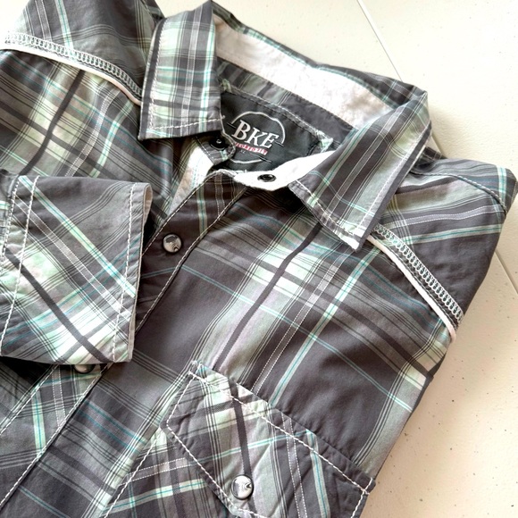 BKE Pearl Snap Shirt XL (LARGE) Tailored Fit Yoked Western Tab Sleeves - Picture 1 of 13